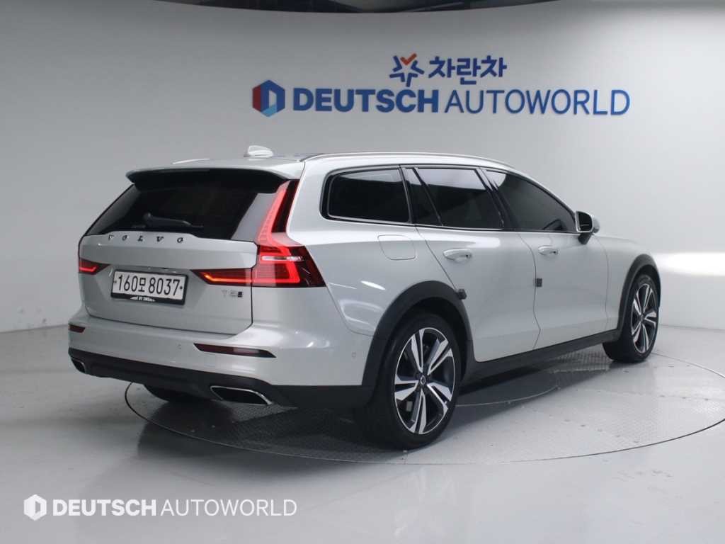 볼보 V60 V60 크로스 컨트리 2세대 2.0 T5 프로 AWD 이미지 2