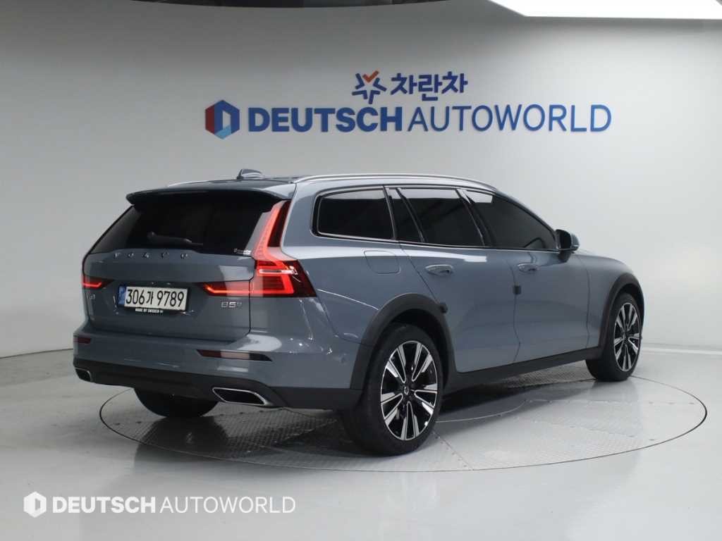 볼보 V60 V60 크로스 컨트리 2세대 2.0 B5 프로 AWD 이미지 2