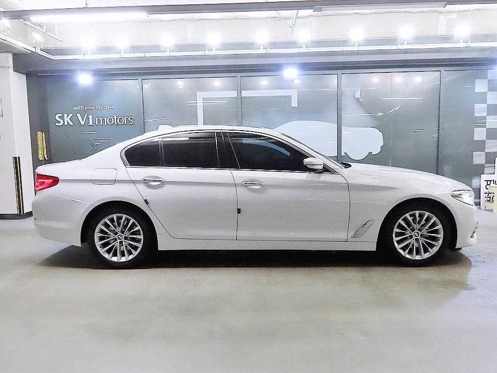 BMW 5시리즈 5시리즈 (G30) 520d M 스포츠 플러스 이미지 3
