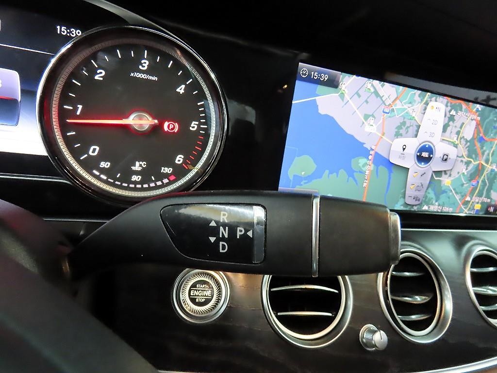 벤츠 E 클래스 E-클래스 W213 E220d 4MATIC 아방가르드 이미지 10