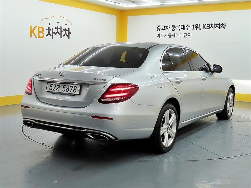 벤츠 E 클래스 E-클래스 W213 E220d 4MATIC 아방가르드 이미지 4