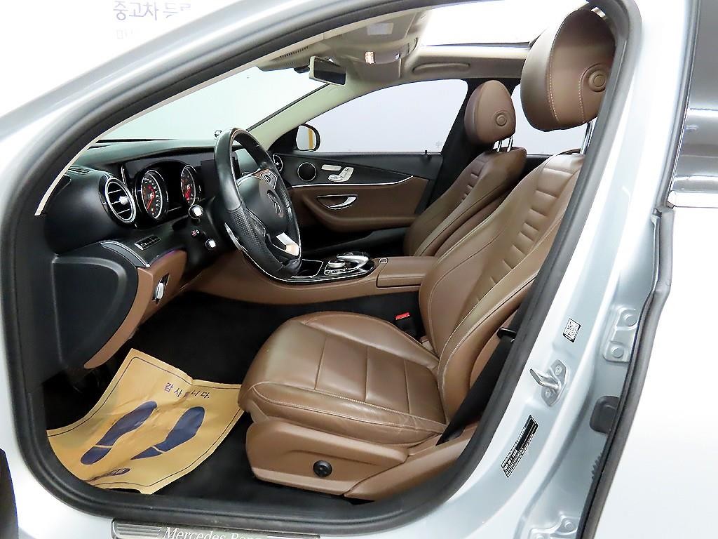 벤츠 E 클래스 E-클래스 W213 E220d 4MATIC 아방가르드 이미지 5