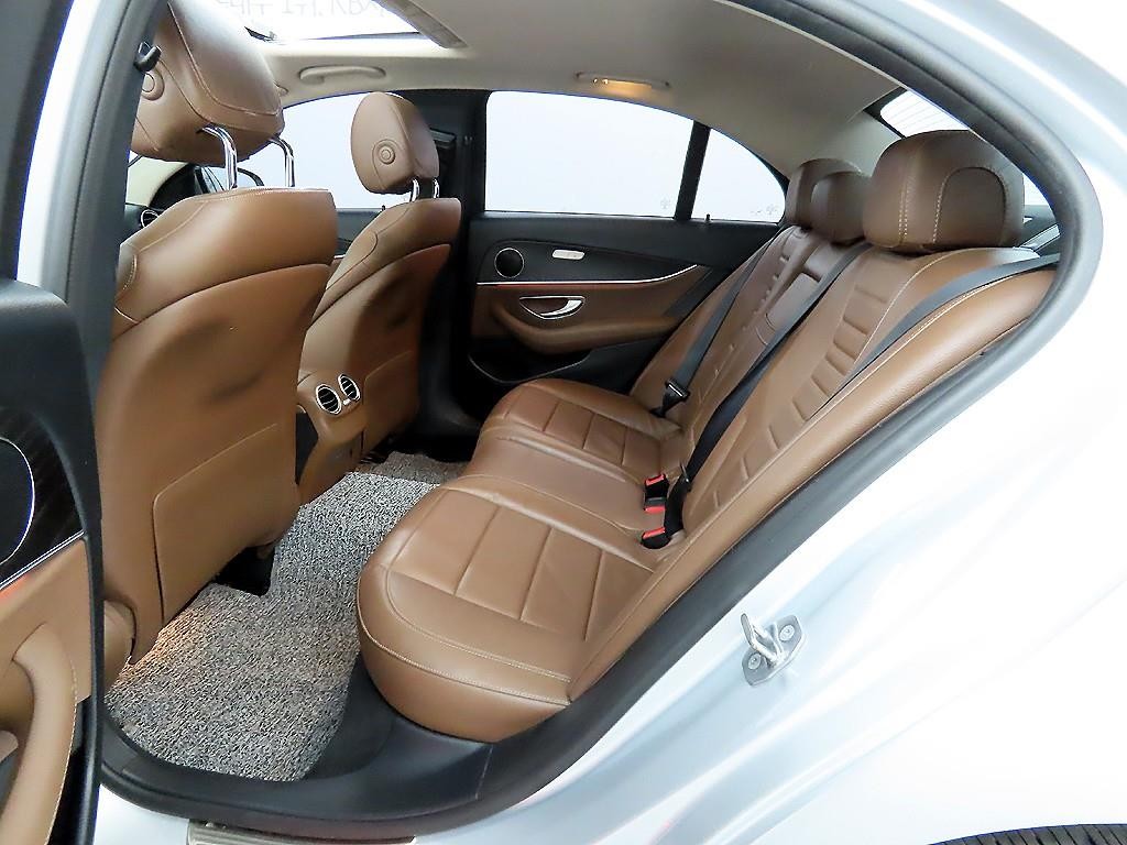 벤츠 E 클래스 E-클래스 W213 E220d 4MATIC 아방가르드 이미지 6
