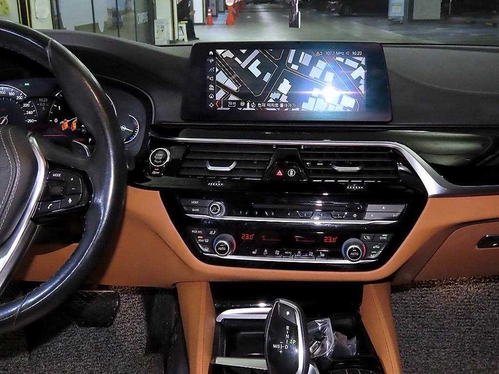 BMW 5시리즈 5시리즈 (G30) 520d M 스포츠 플러스 이미지 11