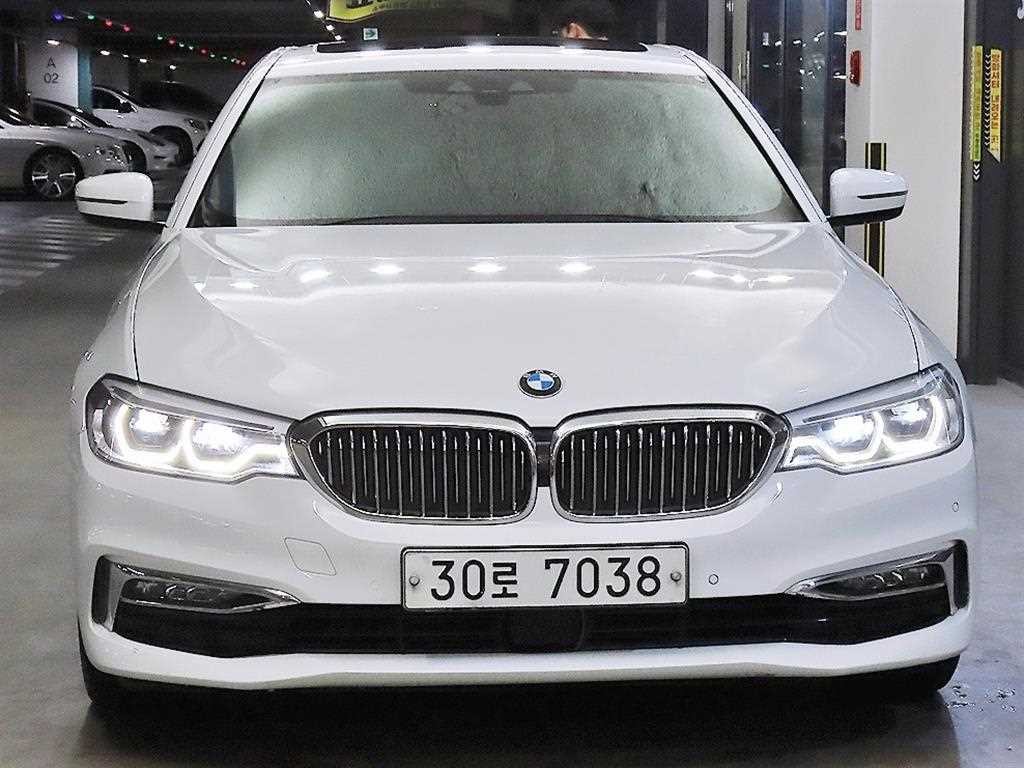 BMW 5시리즈 5시리즈 (G30) 520d M 스포츠 플러스 이미지 2