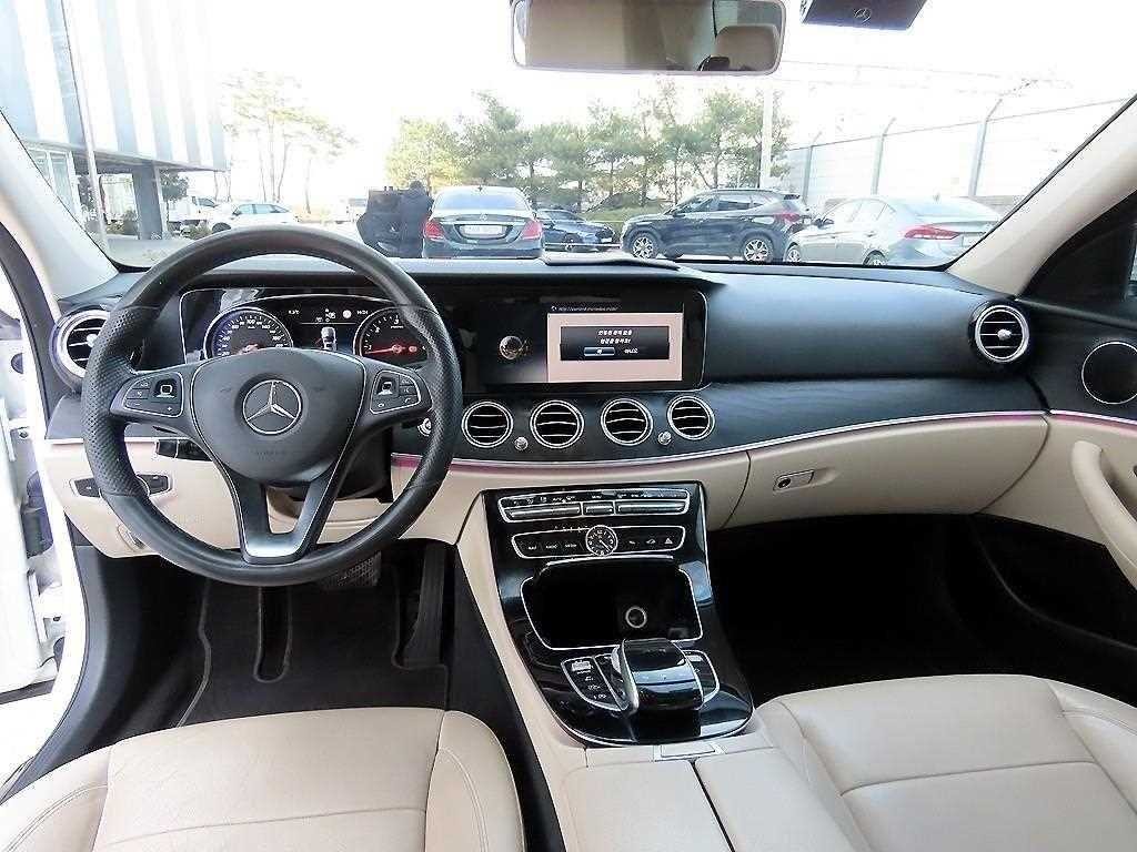 벤츠 E 클래스 E-클래스 W213 E220d 아방가르드 이미지 1