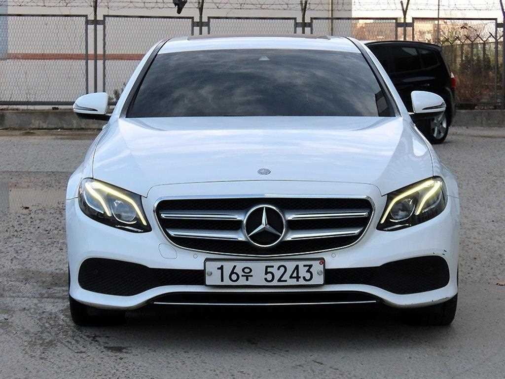 벤츠 E 클래스 E-클래스 W213 E220d 아방가르드 이미지 2