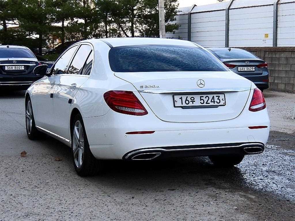 벤츠 E 클래스 E-클래스 W213 E220d 아방가르드 이미지 4