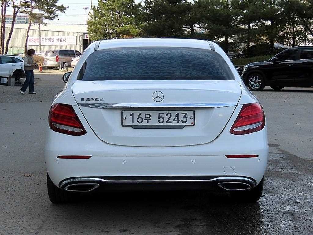 벤츠 E 클래스 E-클래스 W213 E220d 아방가르드 이미지 5