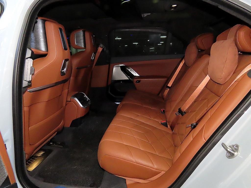 BMW 7시리즈 7시리즈 (G70) 740i sDrive M 스포츠 이미지 7