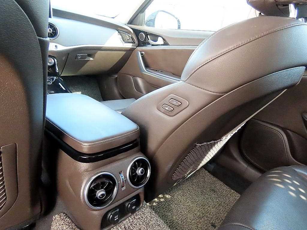 기아 스팅어 가솔린 2.0 터보 2WD 플래티넘 이미지 16