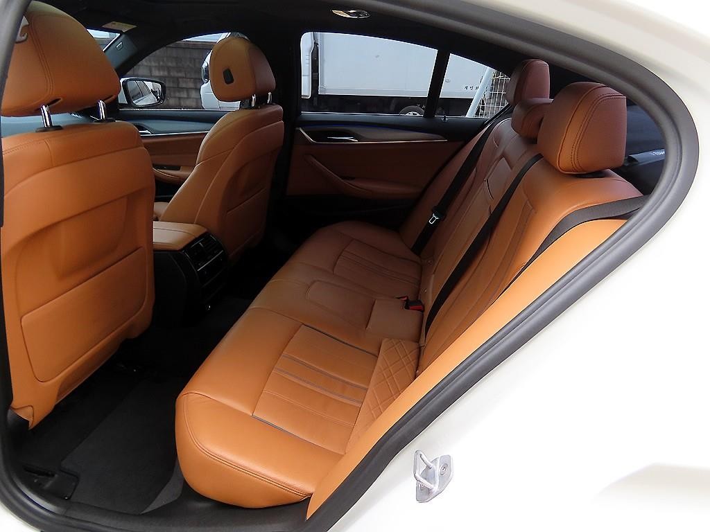 BMW 5시리즈 5시리즈 (G30) 530i xDrive M 스포츠 이미지 6