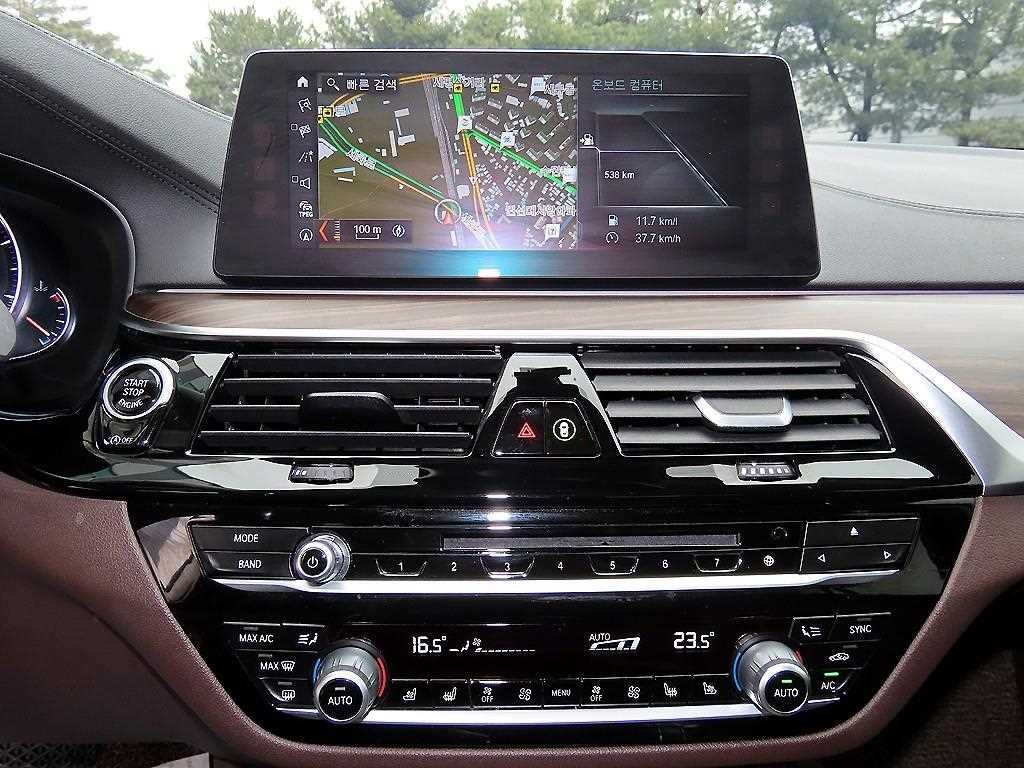 BMW 5시리즈 5시리즈 (G30) 520d xDrive 럭셔리 플러스 이미지 12