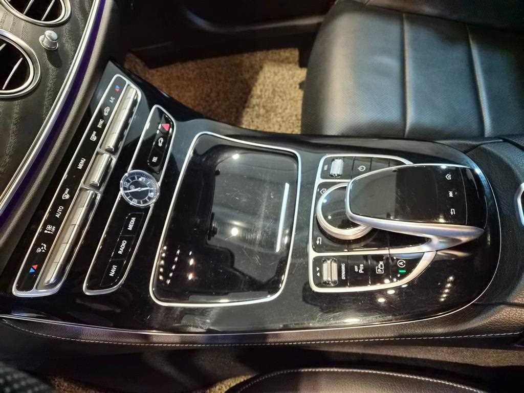 벤츠 E 클래스 E-클래스 W213 E300 4MATIC 아방가르드 이미지 15