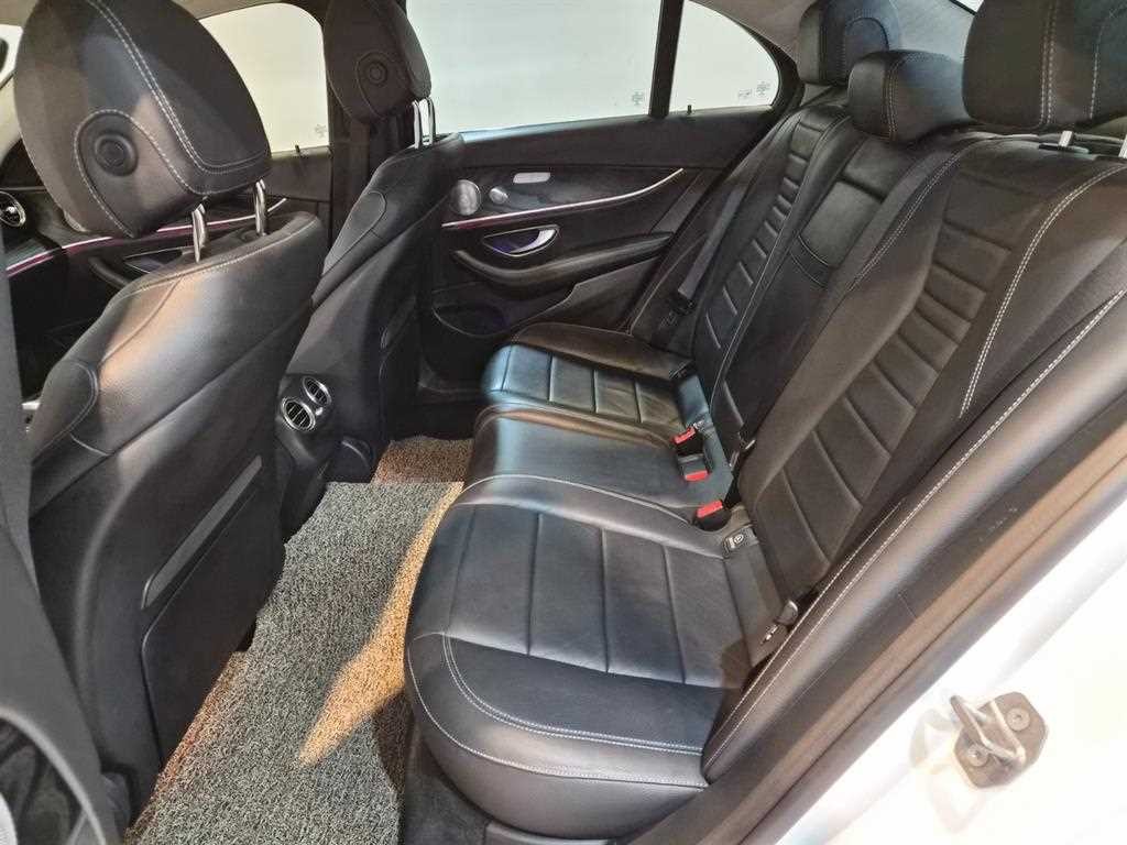 벤츠 E 클래스 E-클래스 W213 E300 4MATIC 아방가르드 이미지 5