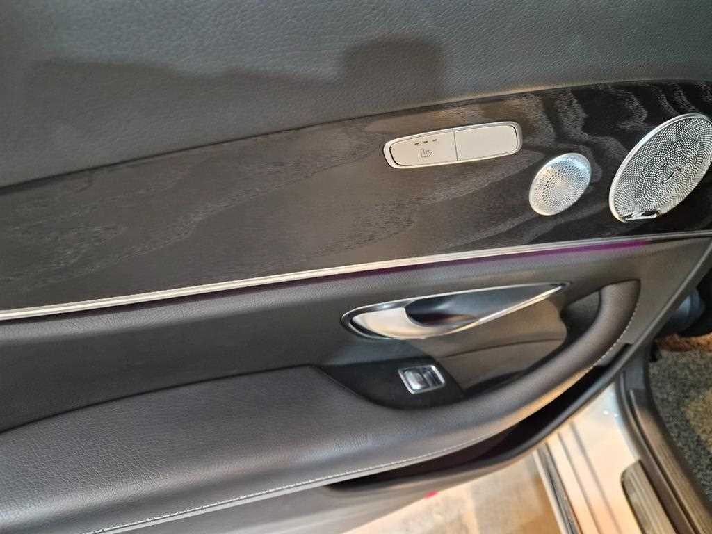 벤츠 E 클래스 E-클래스 W213 E300 4MATIC 아방가르드 이미지 6