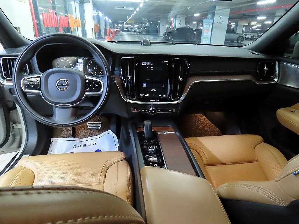 볼보 V60 V60 크로스 컨트리 2세대 2.0 B5 프로 AWD 이미지 10