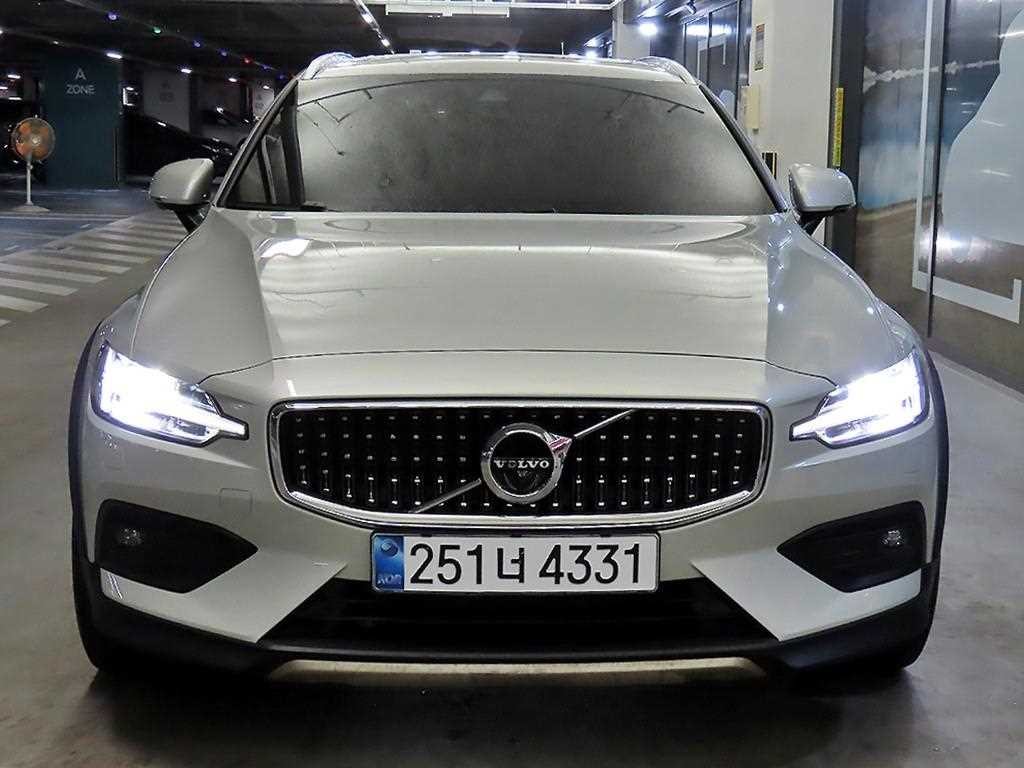 볼보 V60 V60 크로스 컨트리 2세대 2.0 B5 프로 AWD 이미지 2