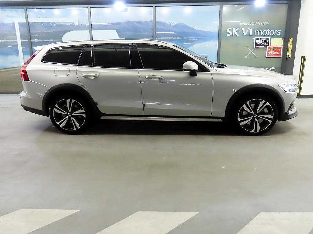볼보 V60 V60 크로스 컨트리 2세대 2.0 B5 프로 AWD 이미지 3