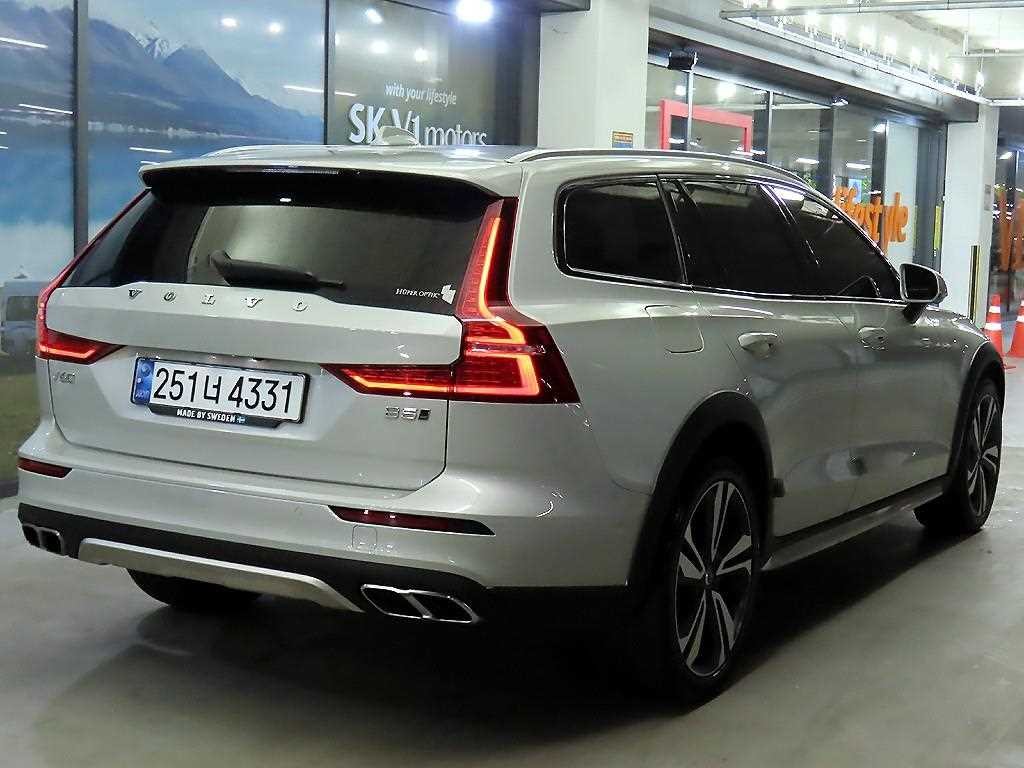 볼보 V60 V60 크로스 컨트리 2세대 2.0 B5 프로 AWD 이미지 4