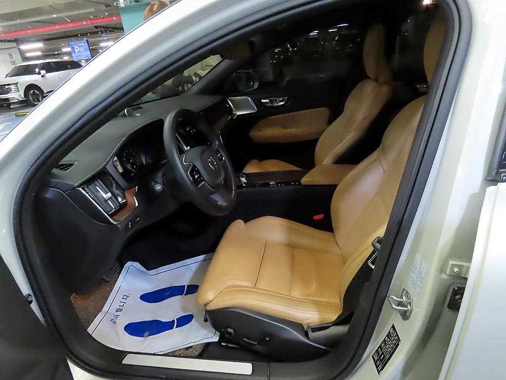 볼보 V60 V60 크로스 컨트리 2세대 2.0 B5 프로 AWD 이미지 6