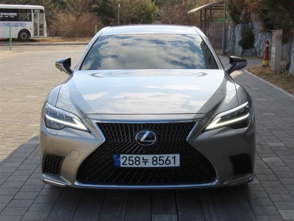 렉서스 LS LS500h 3.5 플래티넘 AWD 이미지 1