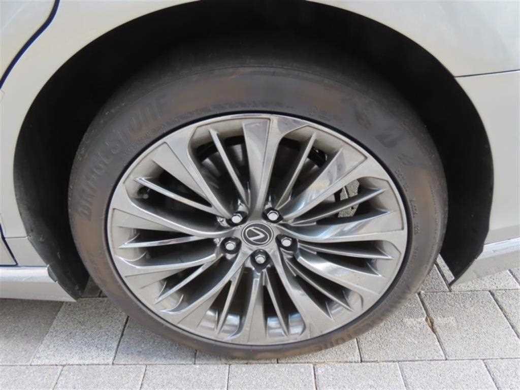렉서스 LS LS500h 3.5 플래티넘 AWD 이미지 16
