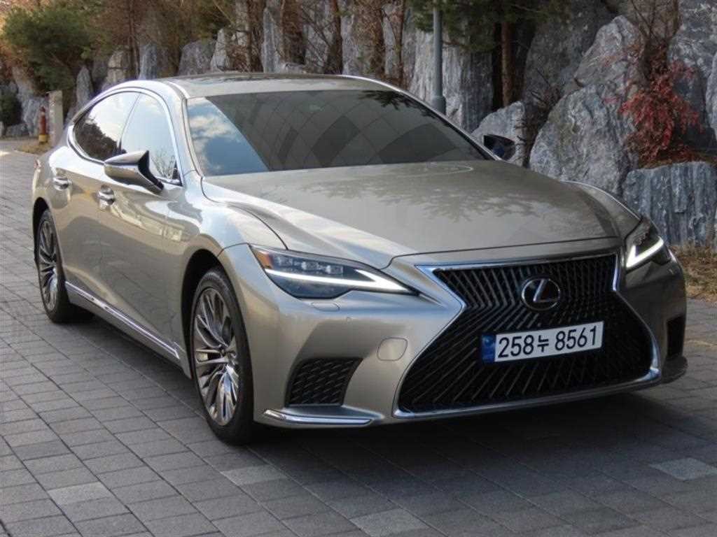 렉서스 LS LS500h 3.5 플래티넘 AWD 이미지 2
