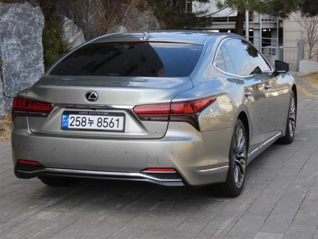 렉서스 LS LS500h 3.5 플래티넘 AWD 이미지 3