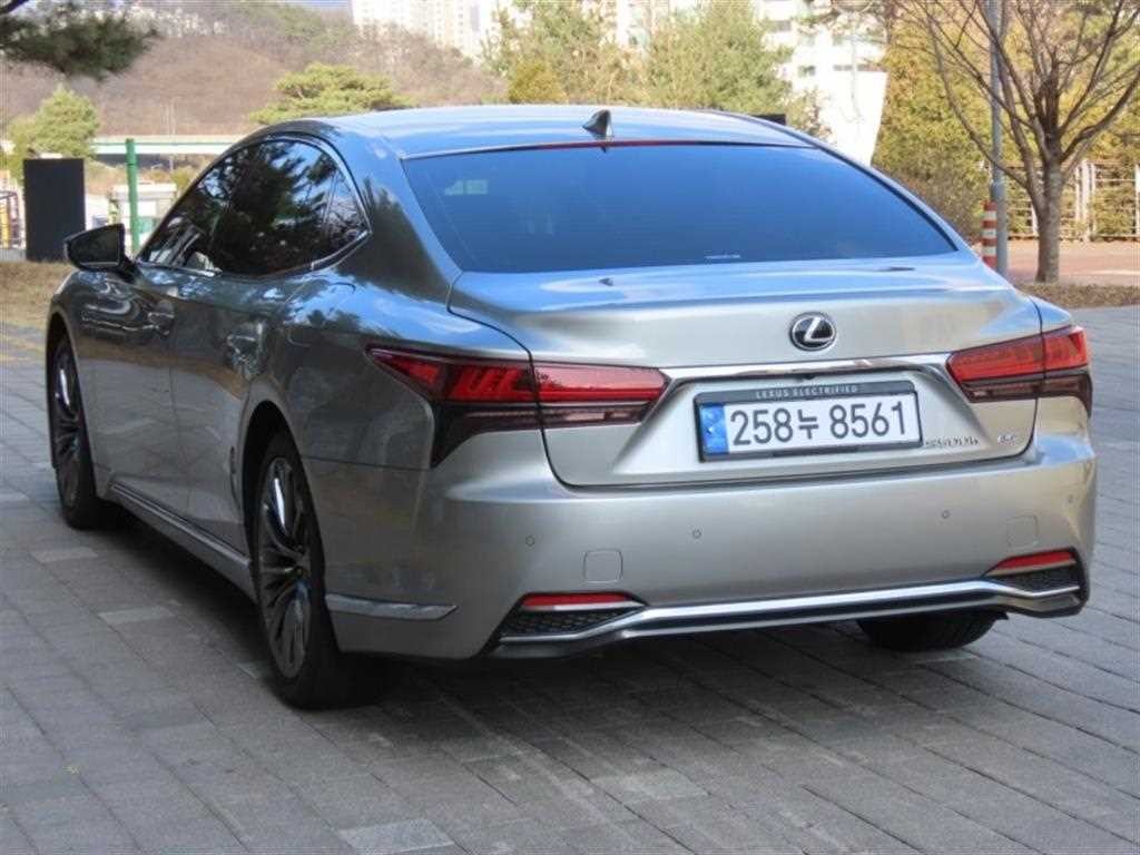 렉서스 LS LS500h 3.5 플래티넘 AWD 이미지 4