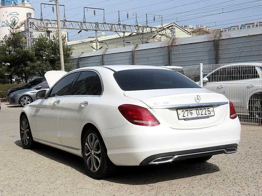벤츠 C 클래스 C클래스 W205 C220 d 아방가르드 이미지 3