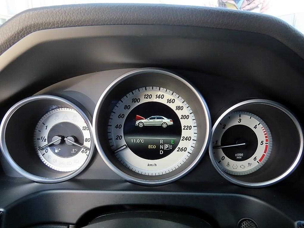 벤츠 E 클래스 E-클래스 W212 E250 블루텍 4MATIC 아방가르드 이미지 9