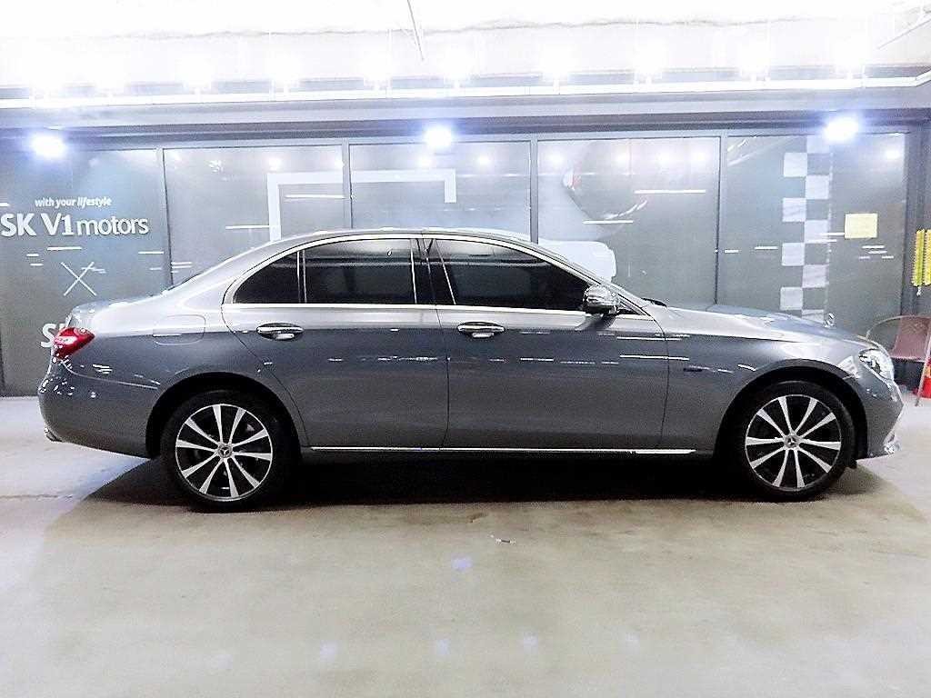 벤츠 E 클래스 E-클래스 W213 E300e 4MATIC 익스클루시브 이미지 3