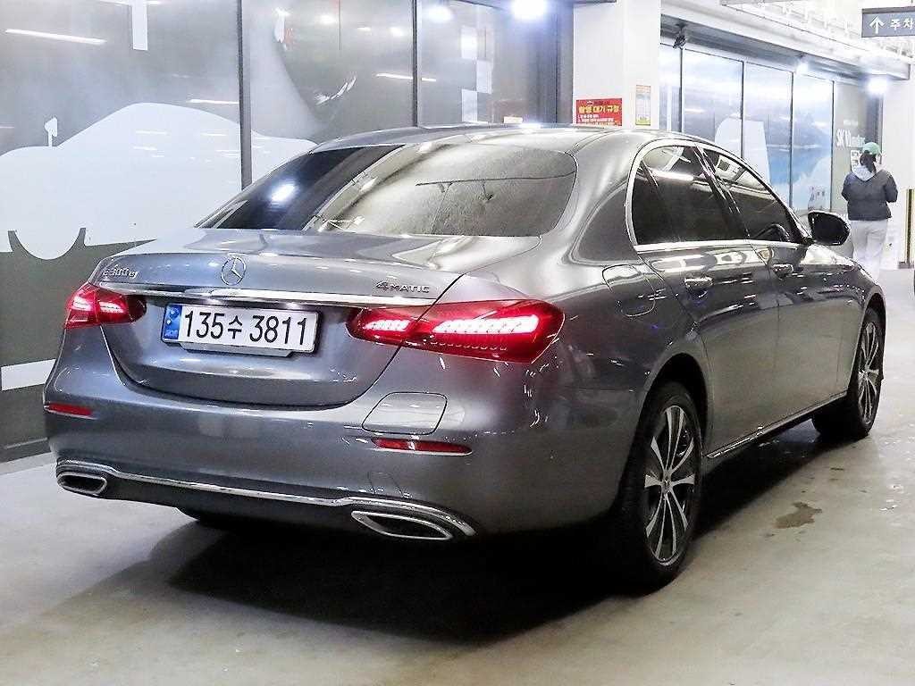 벤츠 E 클래스 E-클래스 W213 E300e 4MATIC 익스클루시브 이미지 4