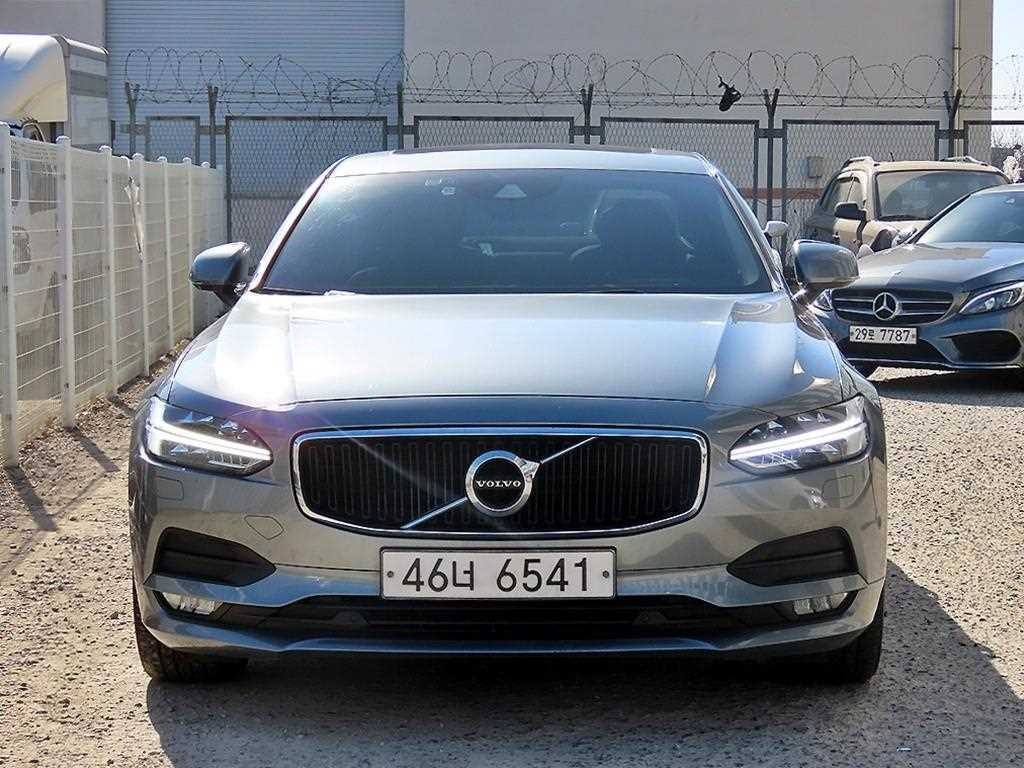 볼보 S90 D4 모멘텀 이미지 1