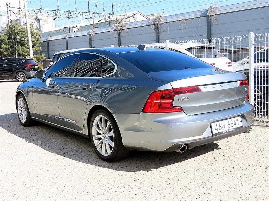볼보 S90 D4 모멘텀 이미지 3