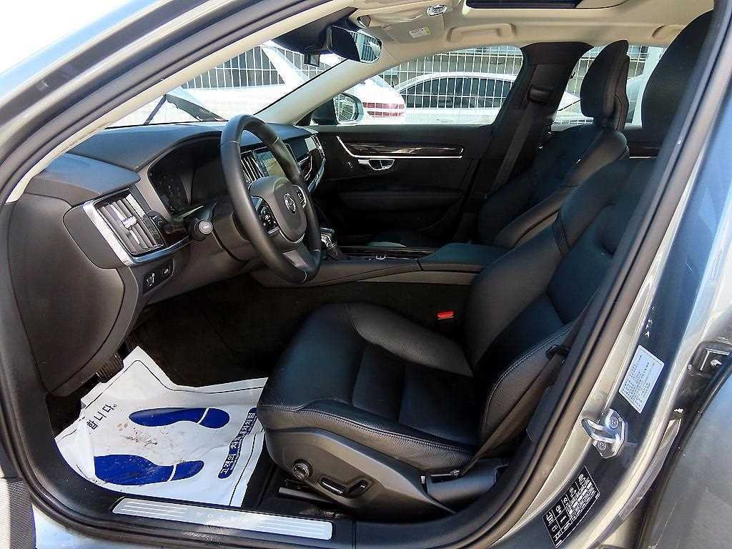 볼보 S90 D4 모멘텀 이미지 4