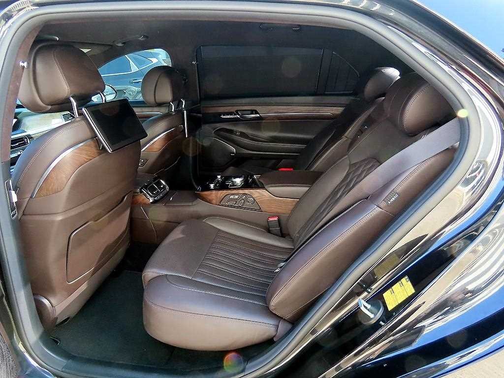 g90 뒷좌석 시트 마감과 레그룸 공간