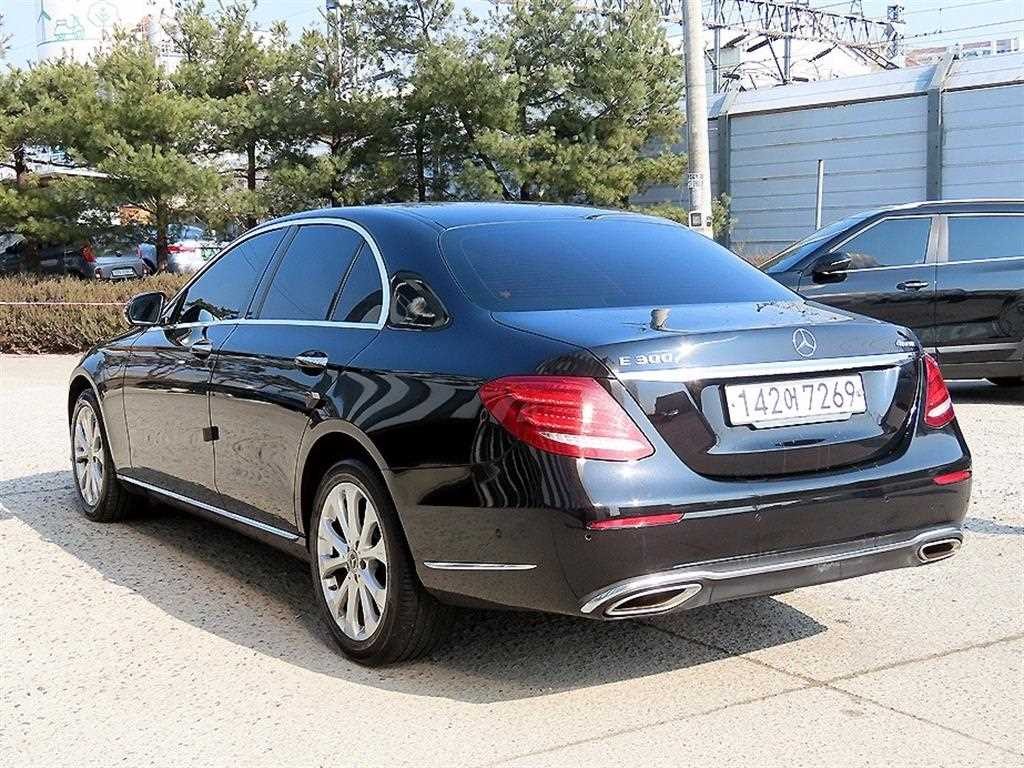 벤츠 E 클래스 E-클래스 W213 E300 4MATIC 익스클루시브 이미지 3