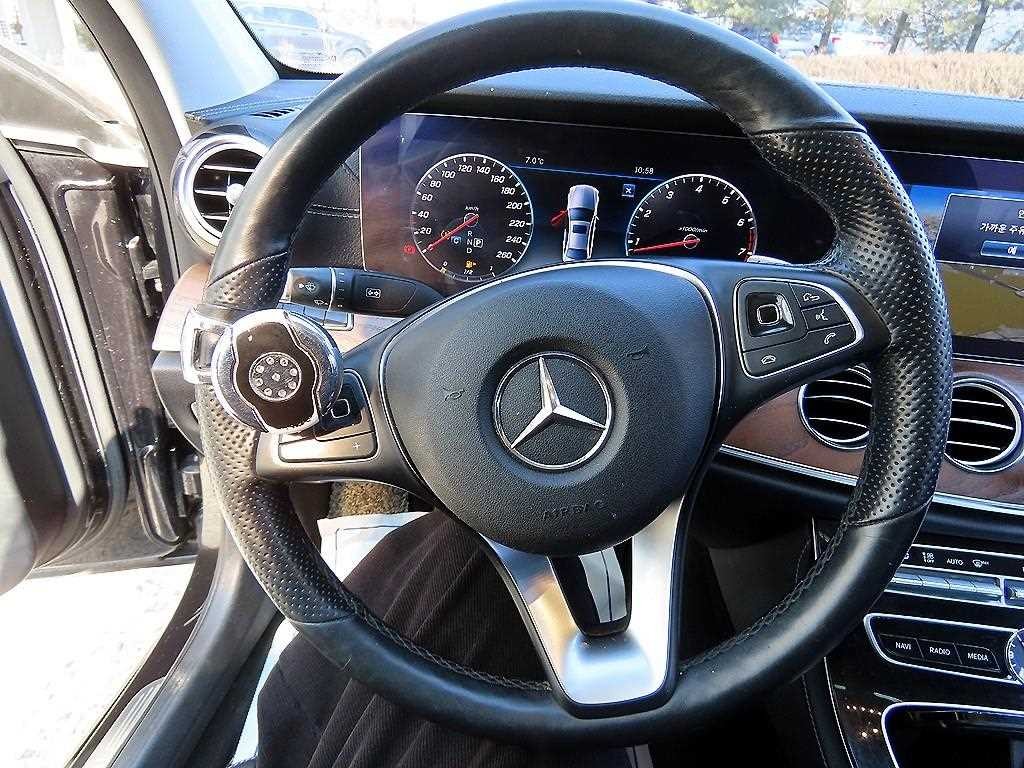 벤츠 E 클래스 E-클래스 W213 E300 4MATIC 익스클루시브 이미지 8