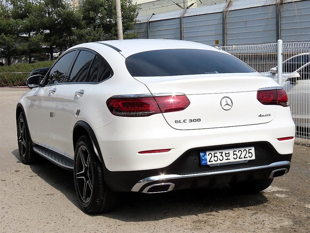 벤츠 GLC 클래스 GLC클래스 X253 GLC 300 4MATIC 쿠페 이미지 3