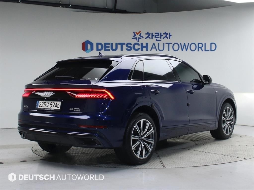 아우디 Q8 55 TFSI 콰트로 프리미엄 이미지 2