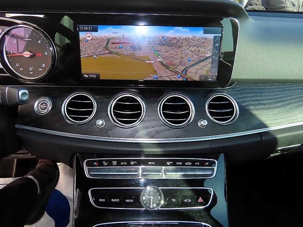 벤츠 E 클래스 E-클래스 W213 E220d 아방가르드 이미지 13