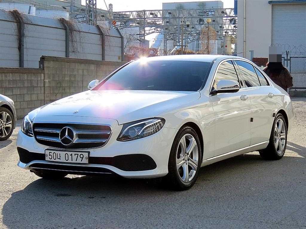 벤츠 E 클래스 E-클래스 W213 E220d 아방가르드 이미지 2