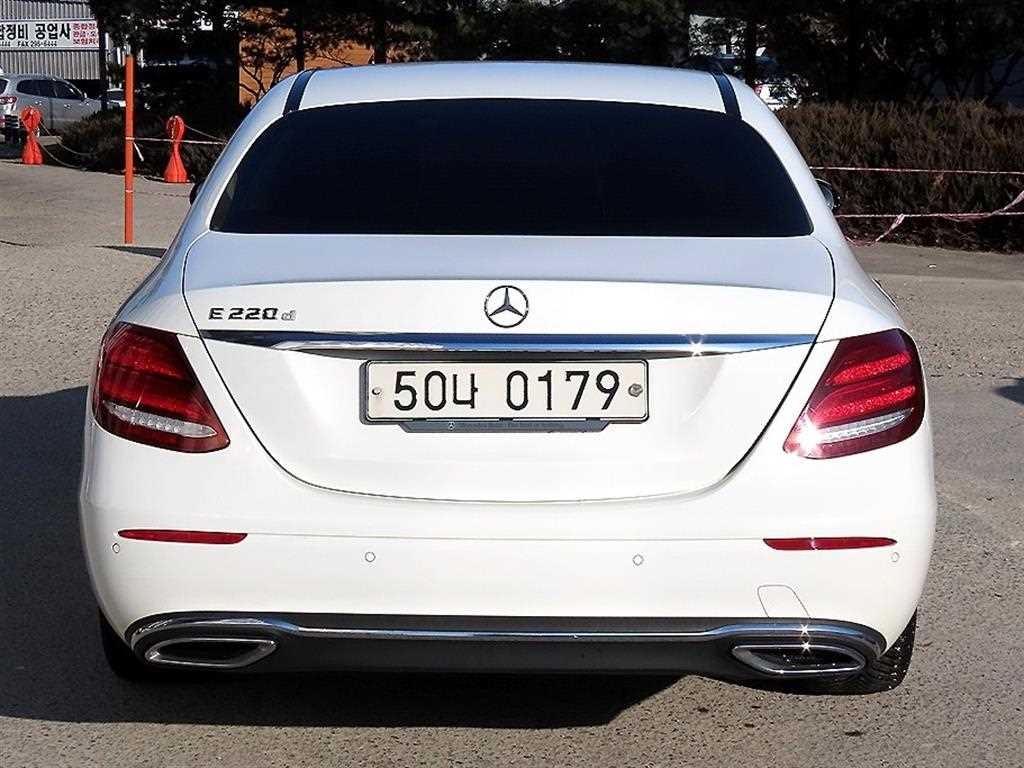 벤츠 E 클래스 E-클래스 W213 E220d 아방가르드 이미지 4