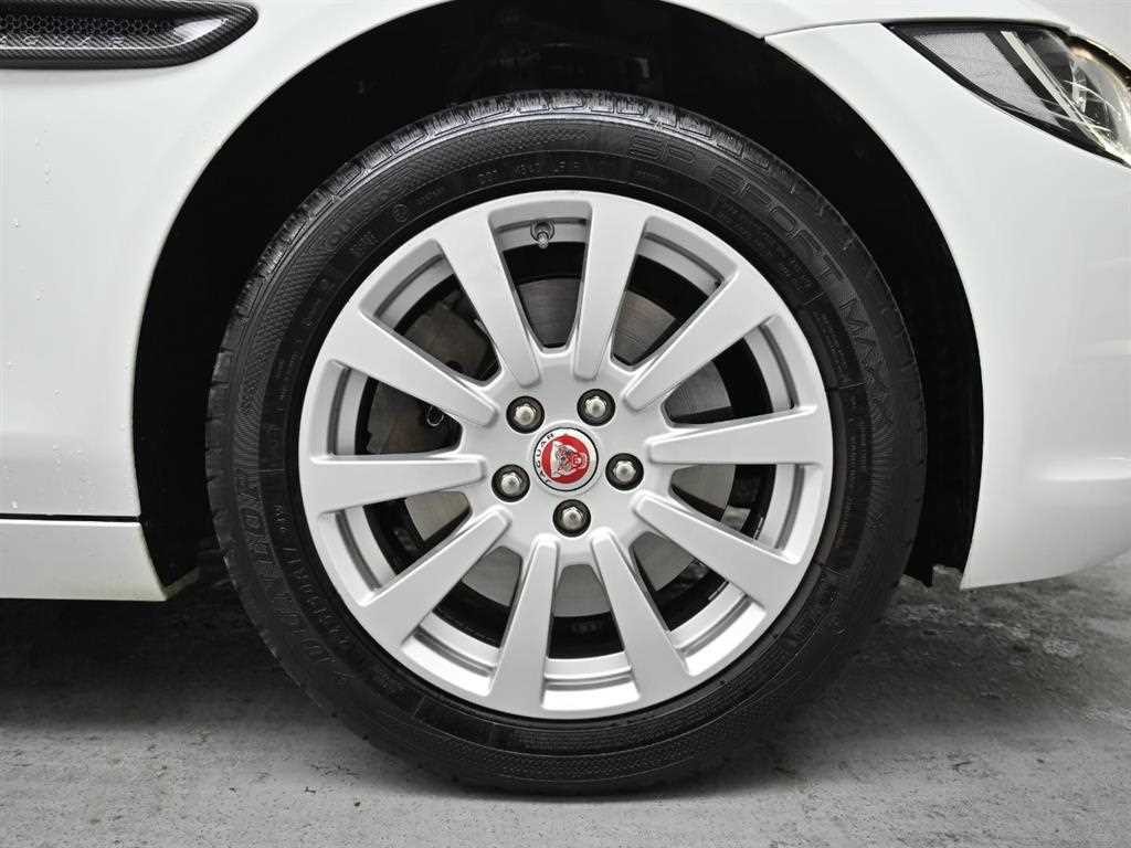 재규어 XE 2.0D 프레스티지 AWD 이미지 6