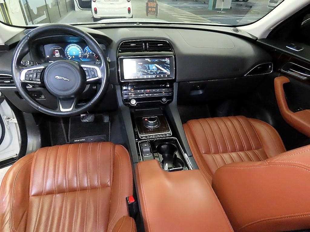 재규어 F-PACE 20d 포트폴리오 이미지 10