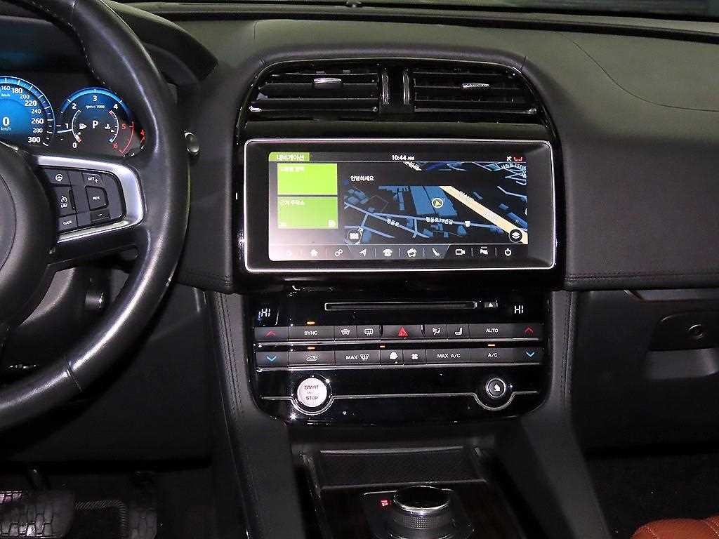 재규어 F-PACE 20d 포트폴리오 이미지 11