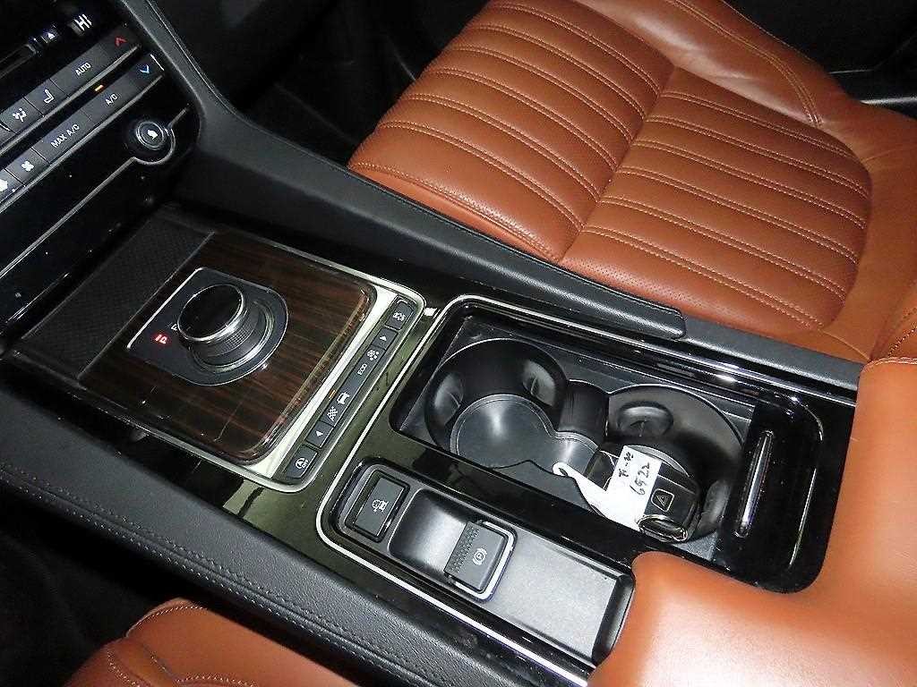 재규어 F-PACE 20d 포트폴리오 이미지 12