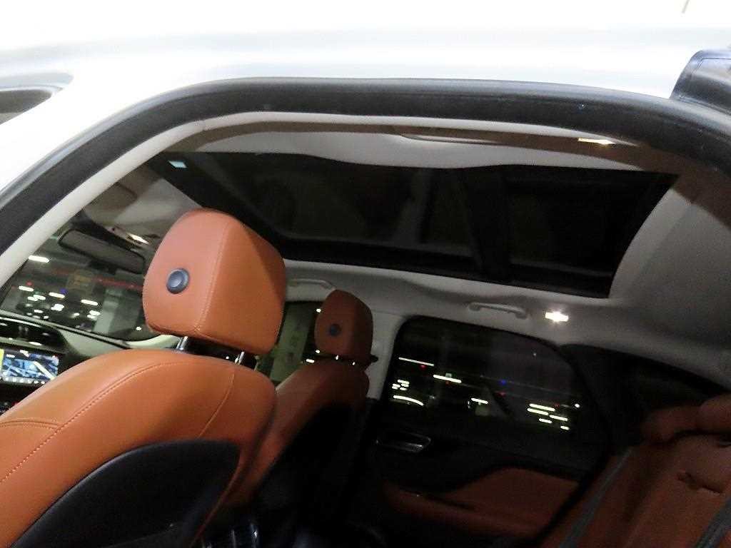 재규어 F-PACE 20d 포트폴리오 이미지 16